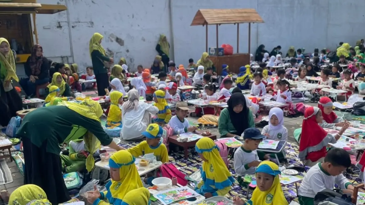 Ratusan warga memadati Taman Blambangan Banyuwangi mengikuti Memengan Tradisional. (Desi untuk Radar Banyuwangi)