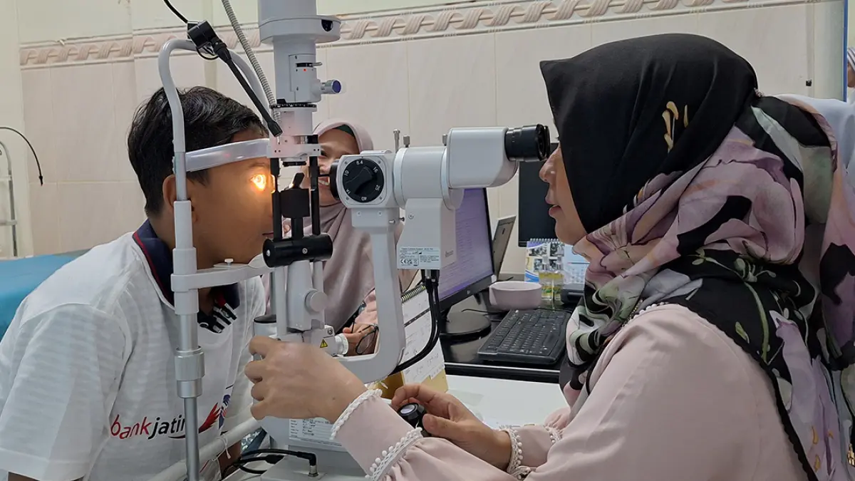 Salah satu siswa peserta baksos sedang menjalani pemeriksaan mata oleh dokter spesialis mata RS Al Huda. (Foto: RSAH)