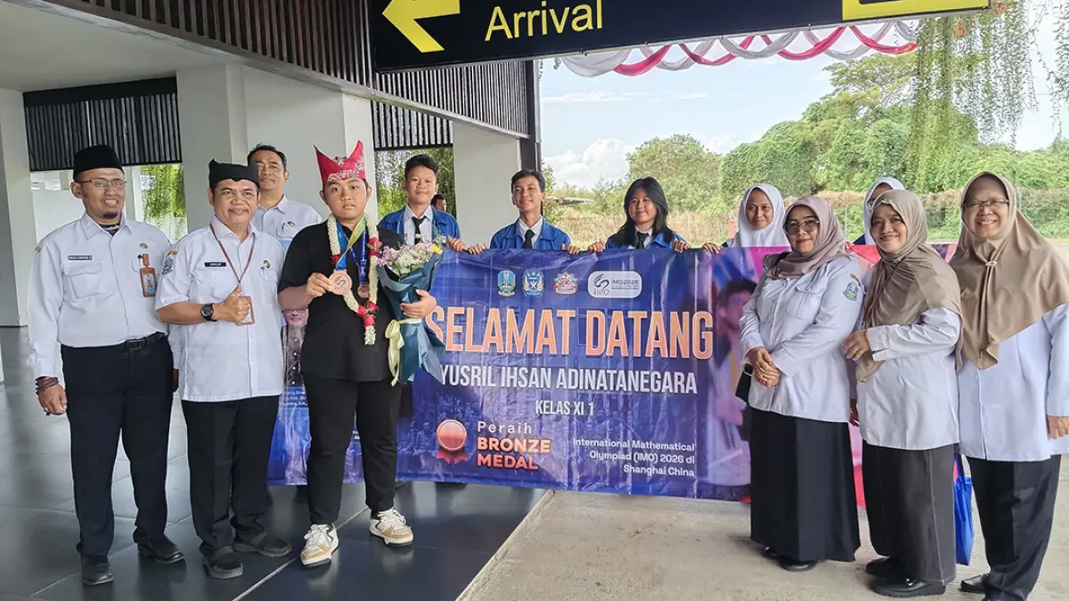 SELAMAT DATANG: Kepala SMAN 1 Glagah Abdullah bersama dewan guru dan siswa menjemput Yusril saat mendarat di Bandara Banyuwangi pada Rabu (15/7) lalu. (Toha/Radar Banyuwangi)