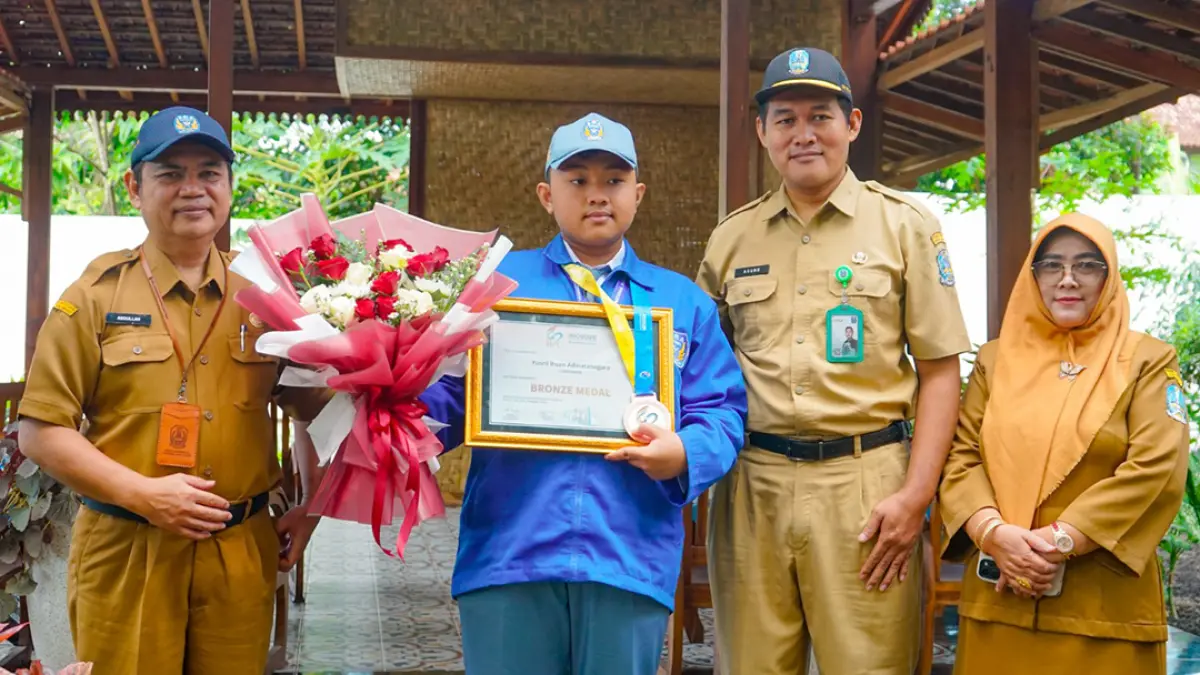 SISWA BERPRESTASI: Yusril bersama Abdullah, Setyo Agung, dan Anik Pujiastuti menikmati suasana  SMAN 1 Glagah yang saat ini dilengkapi Ganesha Coffee Corner. (Toha/Radar Banyuwangi)