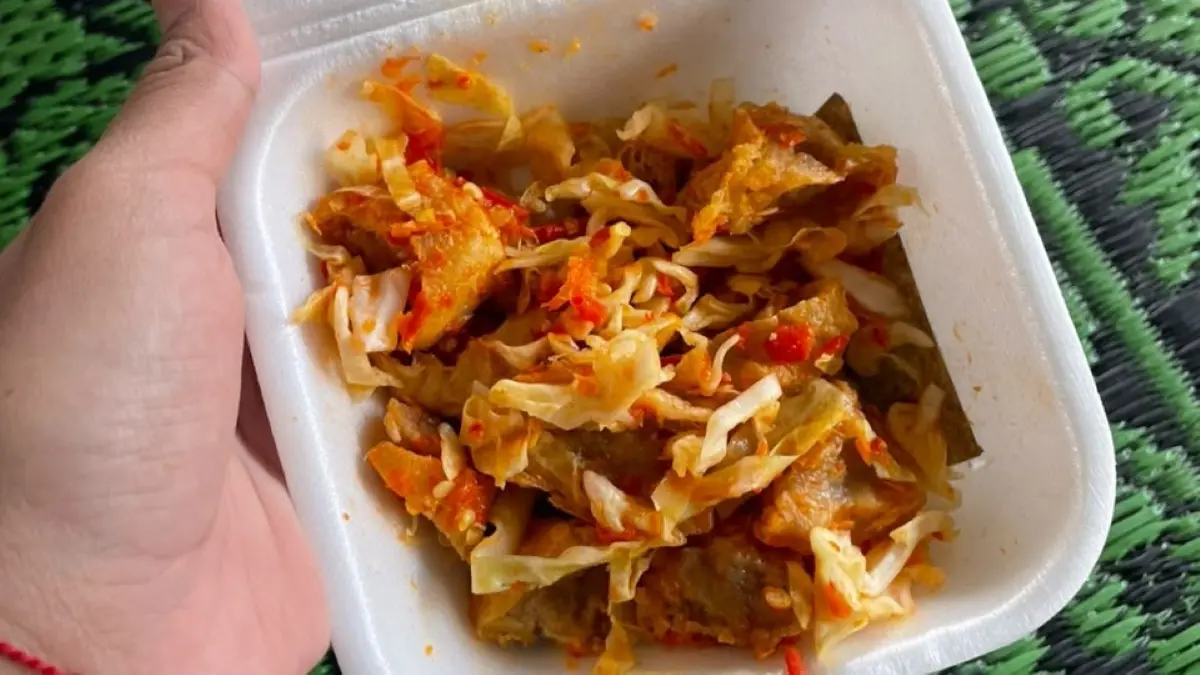 Tahu kocek khas Jember tetap menjadi jajanan favorit masyarakat. (Desi untuk Radar Banyuwangi)