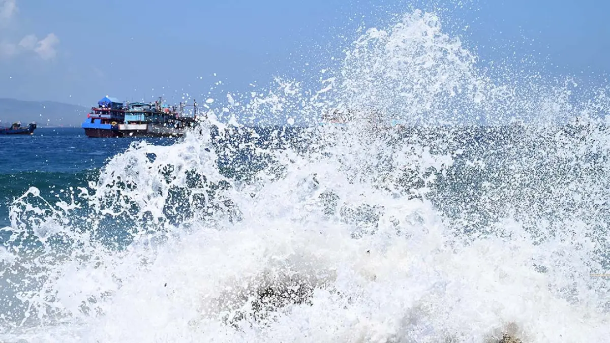 TEROMBANG-AMBING: Akibat dilanda cuaca ekstrem, kapal pengangkut penumpang rute Ketapang-Gilimanuk kesulitan sandar di dermaga ASDP Ketapang, Senin (27/7). (Ramada Kusuma/Radar Banyuwangi)