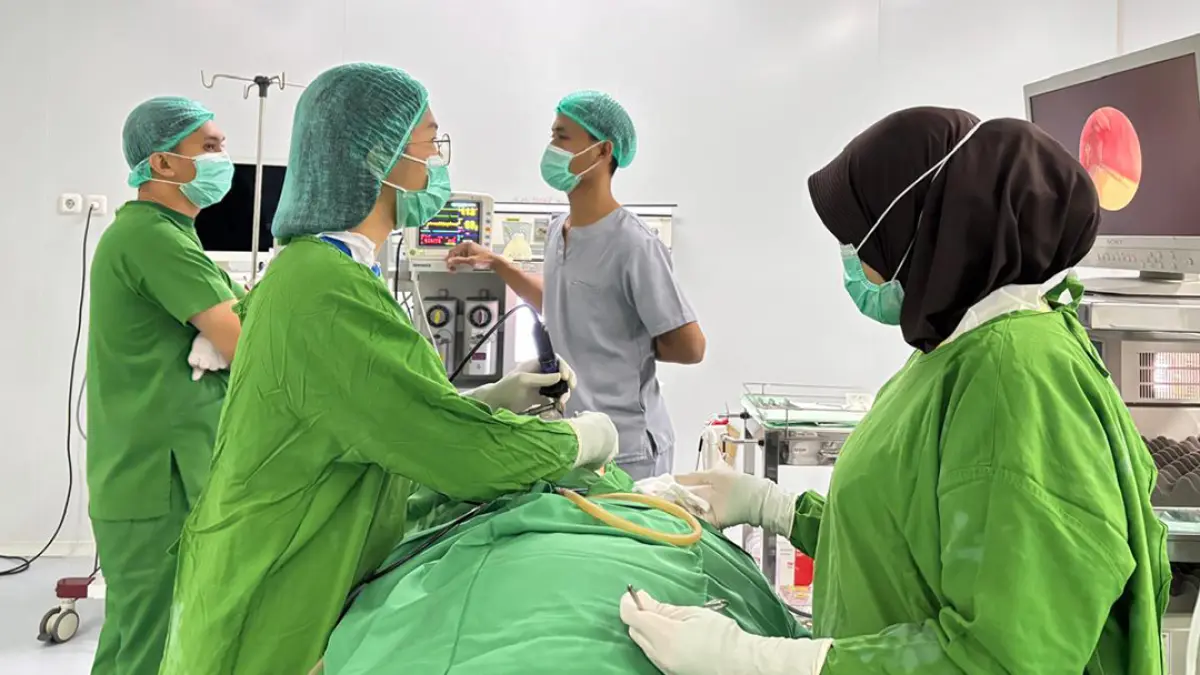 TINDAKAN MEDIS: Dokter Idama (kiri) sedang melakukan tindakan endoskopi. (Foto: RSUD Genteng)