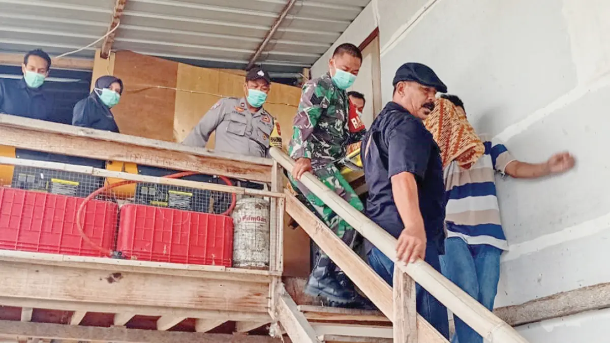 Anggota Polsek Srono bersama tim medis dan pemerintah setempat mengevakuasi pekerja asal Jember yang meninggal di mes wilayah Desa Wonosobo, Kecamatan Srono, Selasa (28/7). (Foto: Polsek Srono)