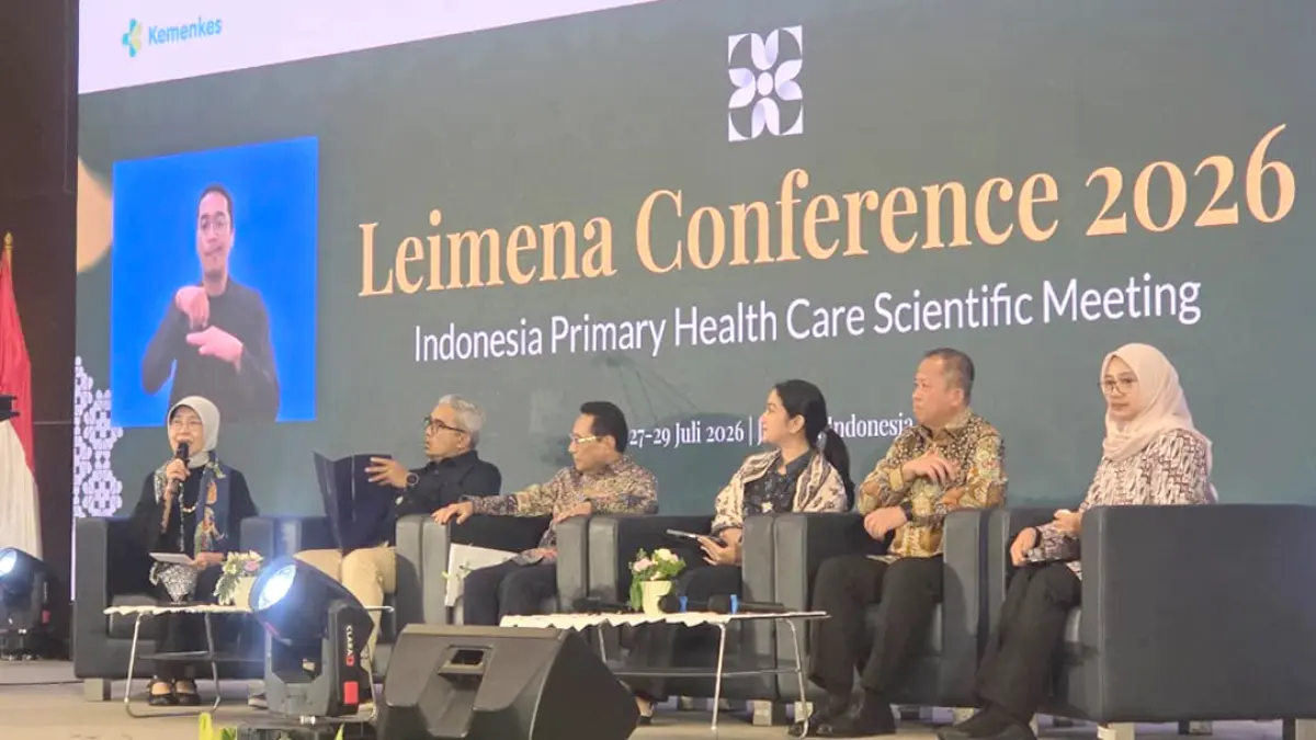 Bupati Ipuk Fiestiandani bersama Wakil Menteri Kesehatan Benjamin Paulus Oktaianus dan sejumlah pembicara pada Leimena Conference 2026 di Ballroom Widya Graha, Badan Riset dan Inovasi Nasional (BRIN), Senin (27/7). (Foto: Dinkes Banyuwangi)