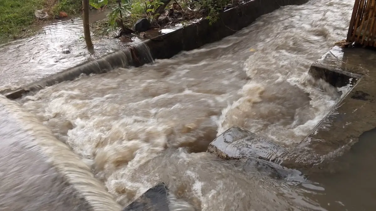 Debit air sungai yang meluap usai hujan deras perlu diantisipasi sejak dini. (Meivira untuk Radar Banyuwangi)