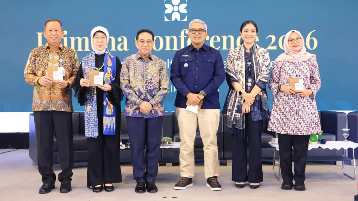 FORUM INTERNASIONAL: Bupati Ipuk bersama Wamenkes Benjamin Paulus Oktaianus (tiga dari kiri) dan para kepala daerah peserta konferensi yang diselenggarakan oleh Kemenkes RI. Foto: Dinkes Banyuwangi)