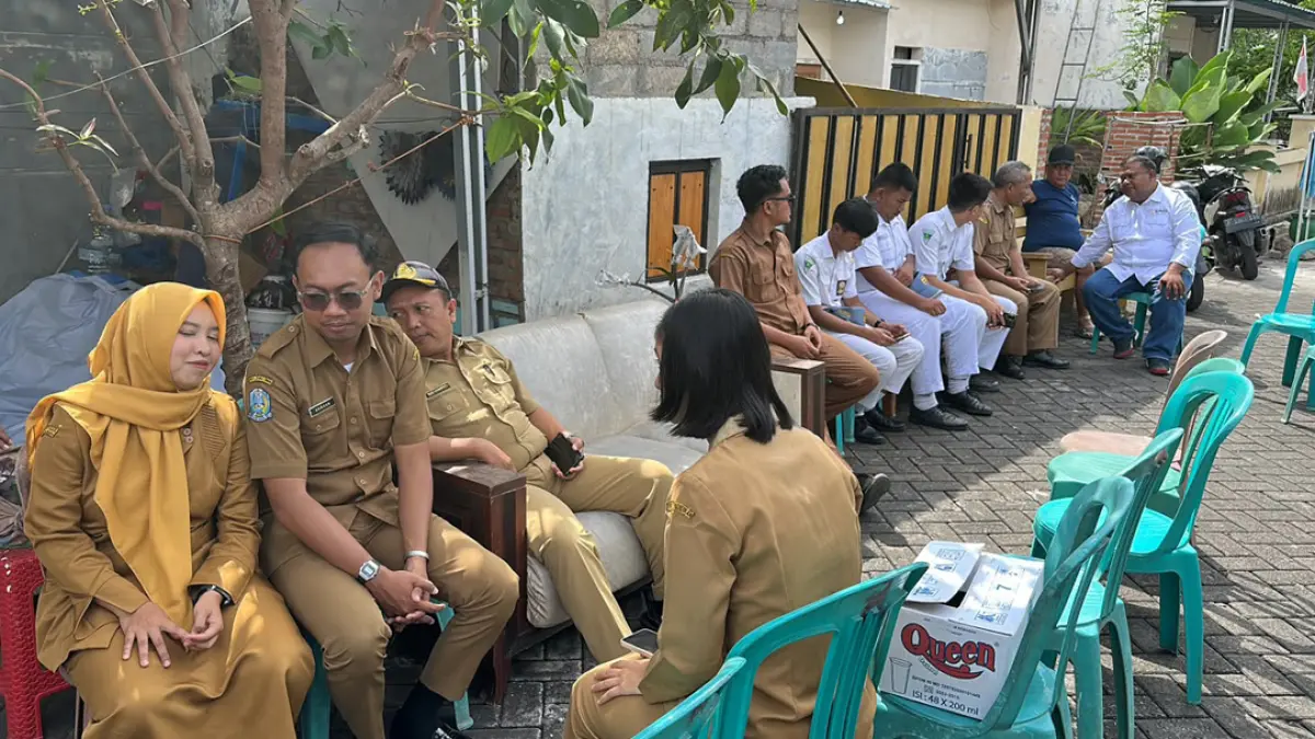 Guru dan siswa SMKN 1 Glagah melayat di rumah RDS, siswa kelas X jurusan Agriteknologi Hasil Perikanan (APHP) 2 yang meninggal, Senin (27/7). (Foto TOFIK for Radar Banyuwangi)
