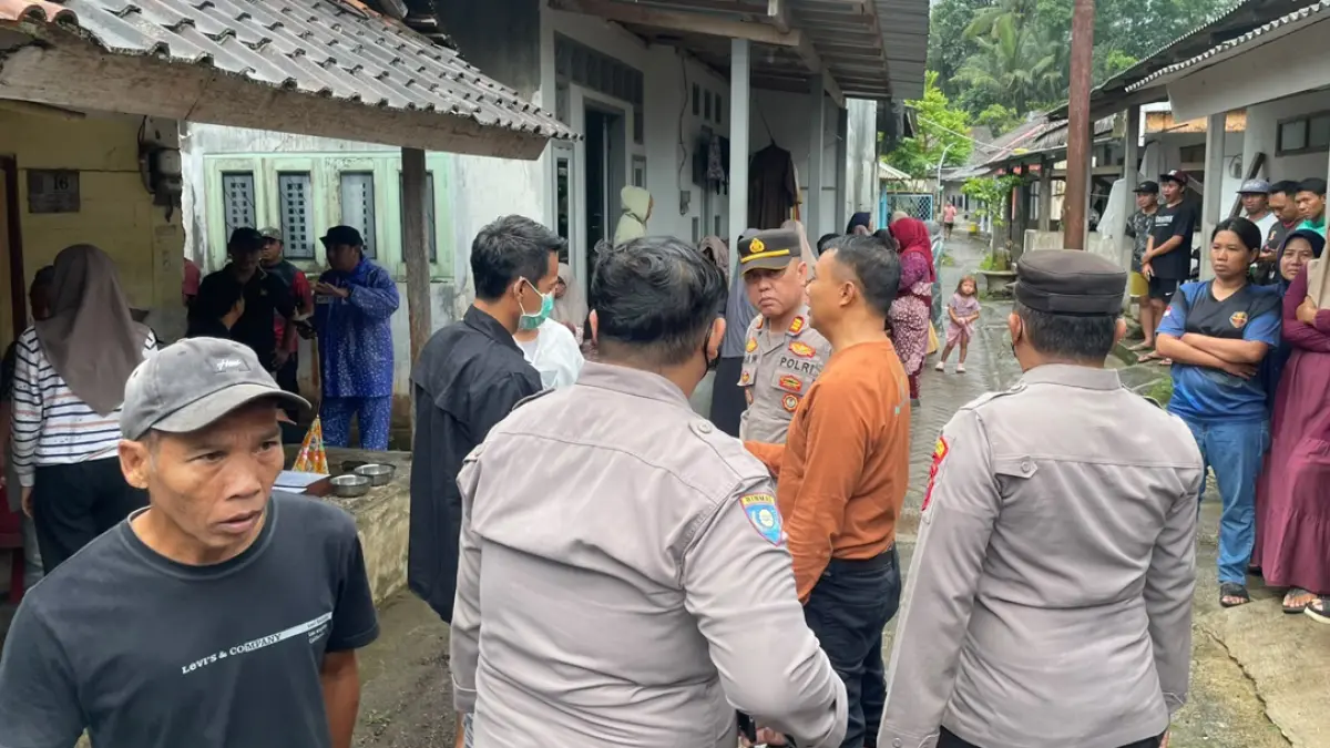 Jajaran Polsek Songgon mendatangi rumah duka mendiang Hariyono di Dusun Balak Kidul, Desa Balak, Kecamatan Songgon, Selasa (28/7). (PUJI for Radar Banyuwangi)