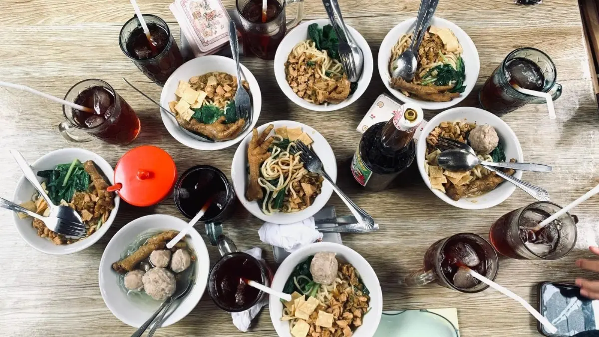 Mie ayam tetap menjadi kuliner favorit masyarakat Banyuwangi. (Balquisse untuk Radar Banyuwangi)