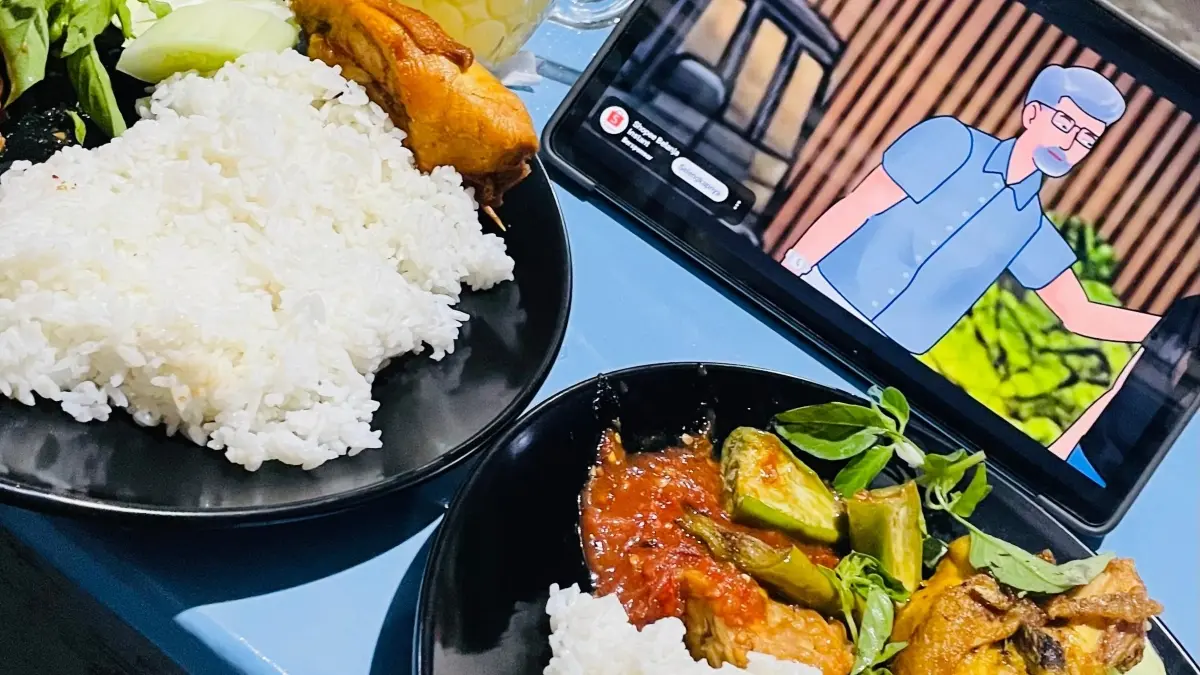 Nasi lalapan tetap menjadi menu favorit masyarakat Banyuwangi. (Desi untuk Radar Banyuwangi)