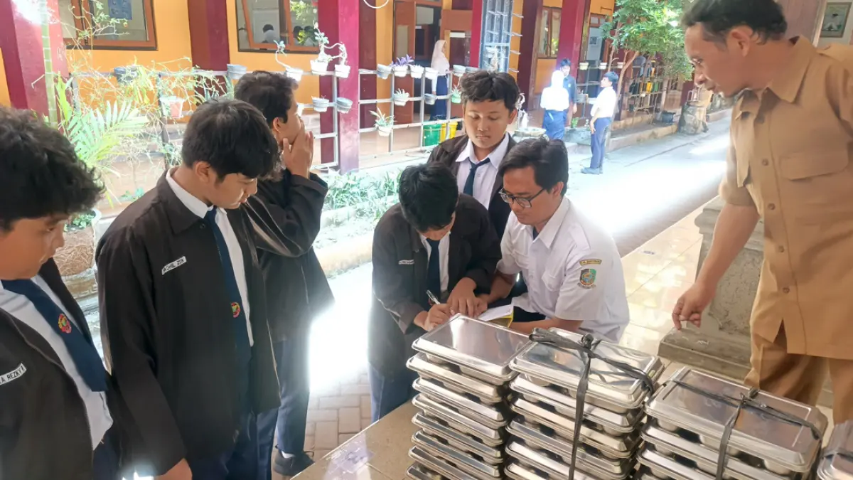 Pendistribusian MBG di SMPN 1 Banyuwangi beberapa waktu lalu. Sampai sekarang, siswa belum mendapatkan kiriman MBG dari SPPG di Tamanbaru. (Ksatria Raya/Radar Banyuwangi)