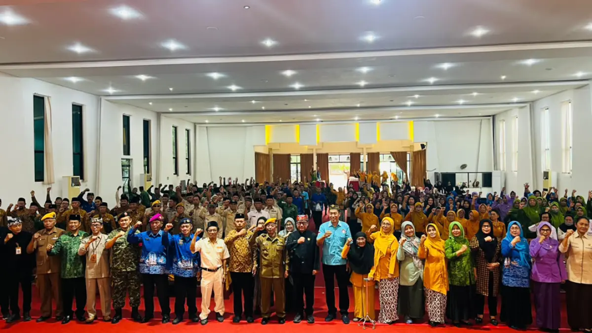 Ketua DPC LVRI Banyuwangi Mayor (Purn) Hermijanto, Ketua PIVERI Banyuwangi Wahyuni Dahliana Lestari, serta tamu undangan berfoto bersama dengan Wabup Mujiono usai me-launching program Lentera Lansia 45 di Aula Kampus UNIDSOE, Selasa (28/7). (Bagus Rio/Radar Banyuwangi)