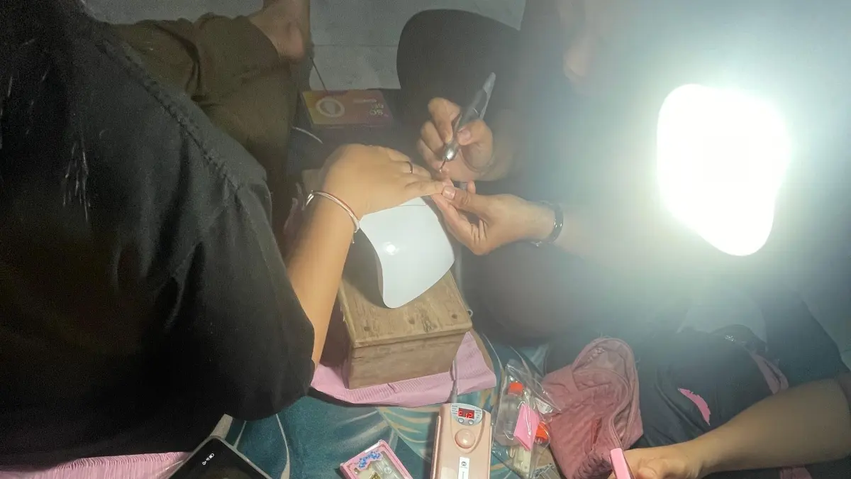 Tren nail art sederhana semakin diminati, terutama kalangan muda. (Desi untuk Radar Banyuwangi)