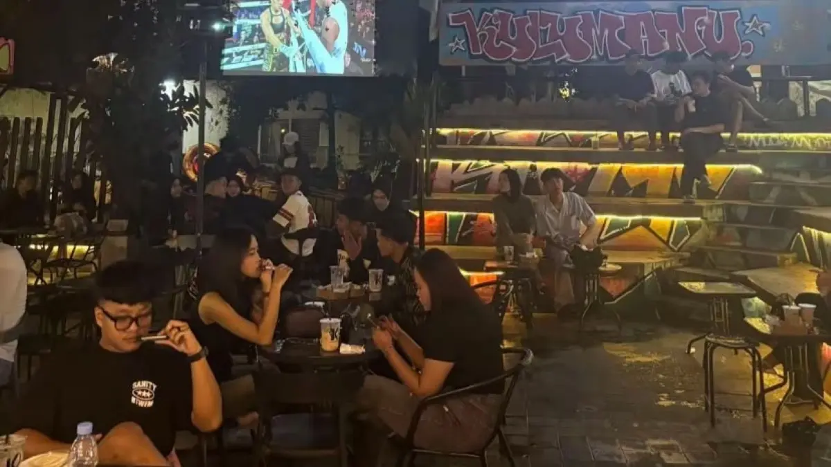 Tren nongkrong malam semakin diminati anak muda. (Anita untuk Radar Banyuwangi)