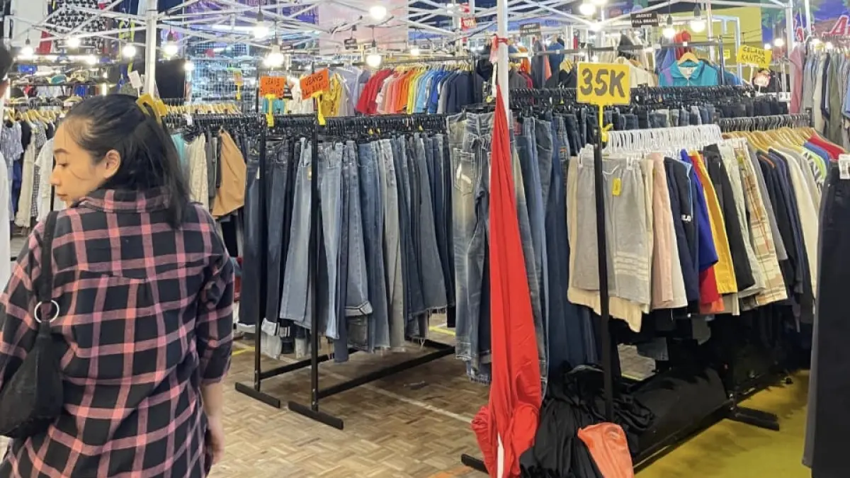 Tren thrifting semakin diminati generasi muda. (Desi untuk Radar Banyuwangi)