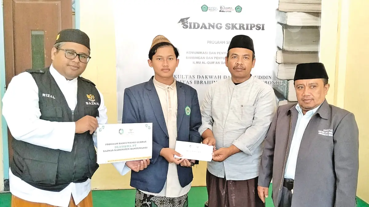 Wakil Ketua Bidang Distribusi Baznas Banyuwangi Nanang Khairurrozik bersama staf Baznas, Rizal, menyerahkan beasiswa kepada mahasiswa UNIB disaksikan Dekan Fakultas Dakwah dan Ushuluddin UNIB A. Wisri Wahid. (DOK Baznas Banyuwangi)