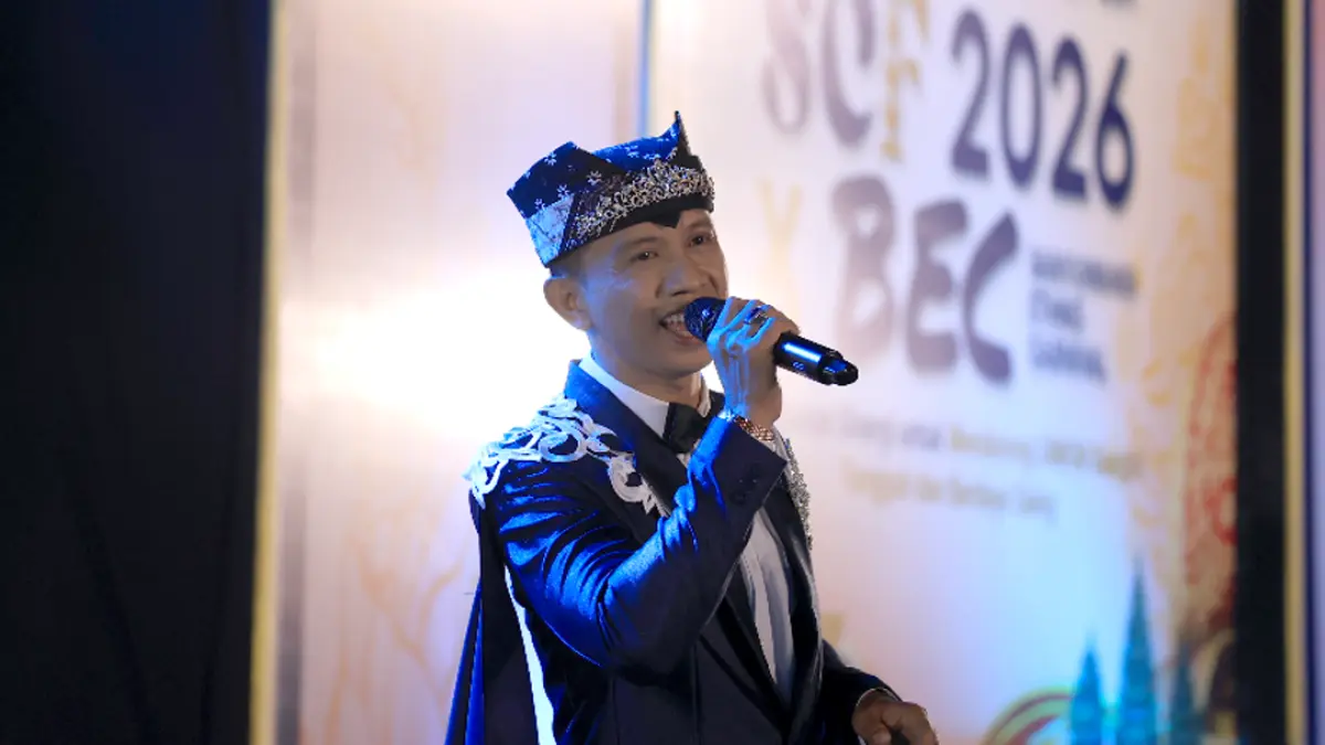 14 tahun jadi vokal BEC, Pieter Yulivianou mampu menjaga harmoni karnaval Banyuwangi menuju panggung dunia. (banyuwangitourism.com)