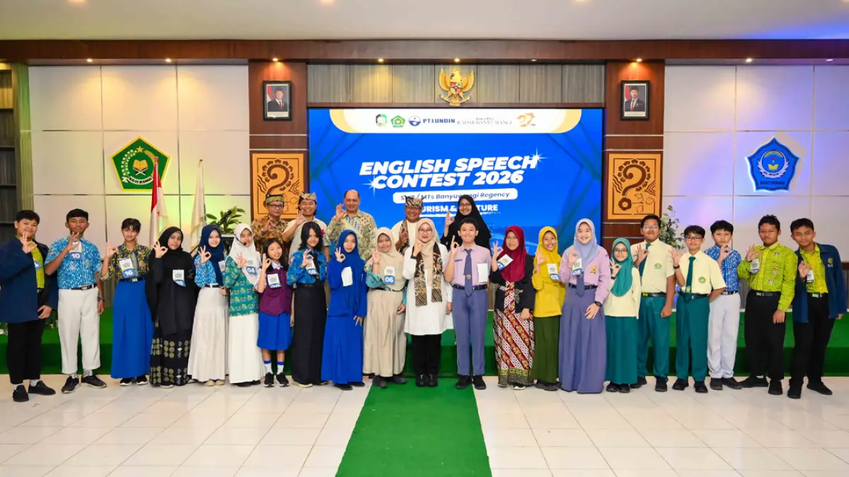 Sebanyak 20 finalis English Speech Contest berfoto bersama dengan Bupati Ipuk Fiestiandani, tim juri, Plt Kadispendik Alfian, Kepala Kemenag Chaironi Hidayat, dan Direktur Radar Banyuwangi Samsudin Adlawi di Aula MAN 1 Banyuwangi, Rabu (29/7). (Ramada Kusuma/Radar Banyuwangi)