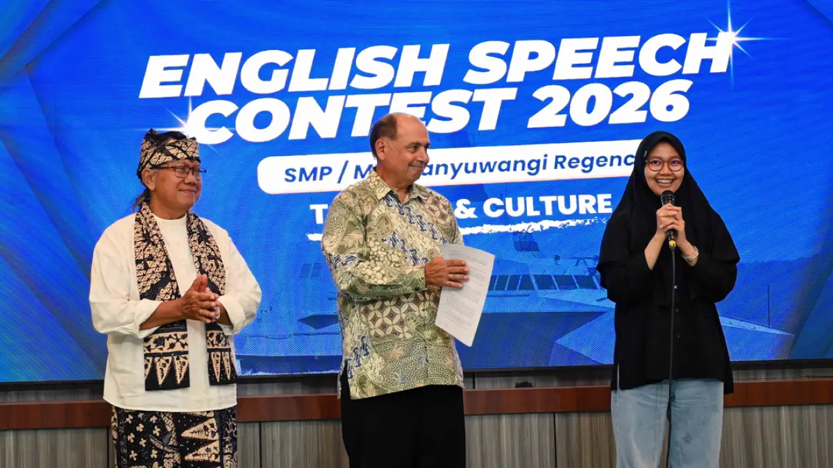 KOMPETEN DI BIDANGNYA: Tiga dewan juri terdiri Chris Tirris (guru asal Australia), Aekanu Hariyono (budayawan sekaligus guide profesional) serta Tasya Sams El Diny, Magister Sastra Arab dari Universitas Gadjah Mada (UGM) memberikan evaluasi dan masukan kepada para finalis. (Ramada Kusuma/Radar Banyuwangi)