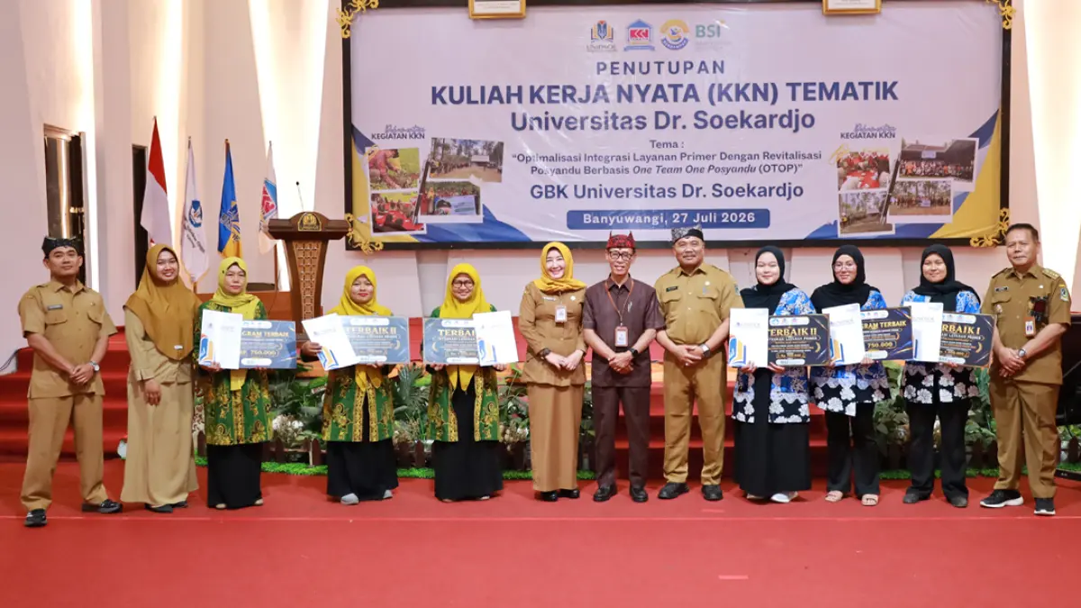 Dr Soekardjo (tujuh dari kiri) dan Plt Kepala Dispendik Banyuwangi Dr Alfian (lima dari kanan) bersama para perwakilan Posyandu terbaik integrasi layanan primer KKN Tematik Unidsoe. (Foto: UNIDSOE)
