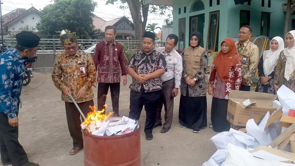 JADI ABU: Kepala Kemenag Banyuwangi, Chaironi Hidayat didampingi jajarannya membakar bekas dokumen di lingkungan KUA Kecamatan Banyuwangi, Rabu (29/7). (Humas Kemenag Banyuwangi)