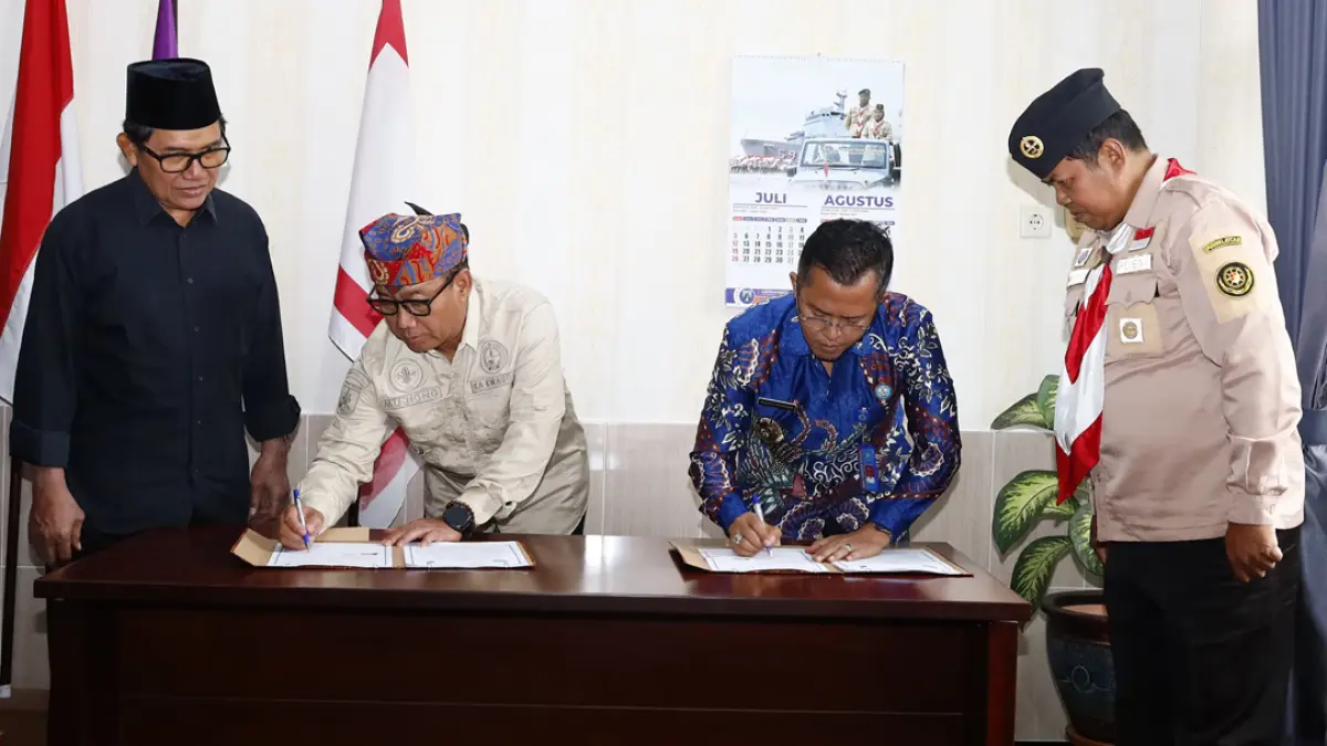 Ketua Kwarcab Pramuka Mujiono dan Kepala BNNK Banyuwangi Kombespol Rachmat Kurniawan menandatangani PKS  di kantor Kwarcab Pramuka Selasa (28/7). (Humas Pemkab Banyuwangi)