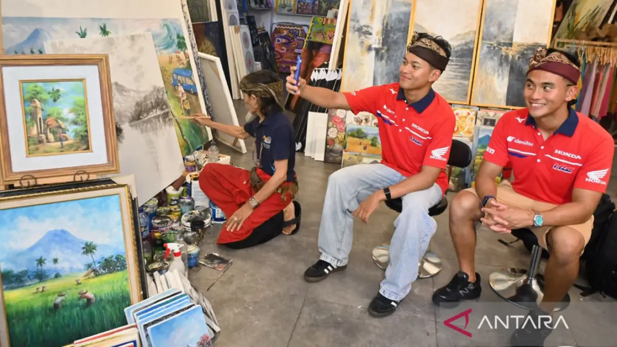 Pembalap Moto2 Mario Suryo Aji (kanan) dan pembalap Moto3 Veda Ega Pratama (tengah) berfoto saat Homecoming Tour Local Heroes Indonesia di kawasan wisata The Nusa Dua, Badung, Bali, Sabtu (18/7/2026). (ANTARA FOTO/Fikri Yusuf/sgd)