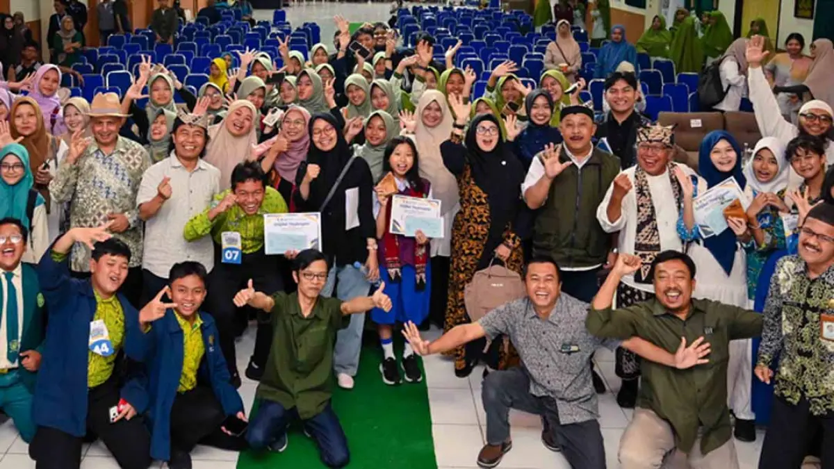Peserta, juri, guru, suporter, dan panitia bergembira usai pelaksanaan English Speech Contest di Aula MAN 1 Banyuwangi, Rabu (29/7). (Ramada Kusuma/Radar Banyuwangi)