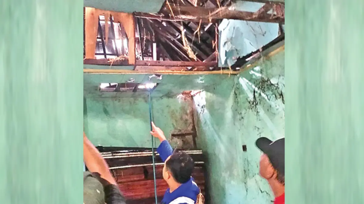 Petugas Damkarmat Srono mengecek rumah warga yang terbakar di Desa Tembokrejo, Kecamatan Muncar, Selasa sore (28/7). (Damkarmat Banyuwangi)