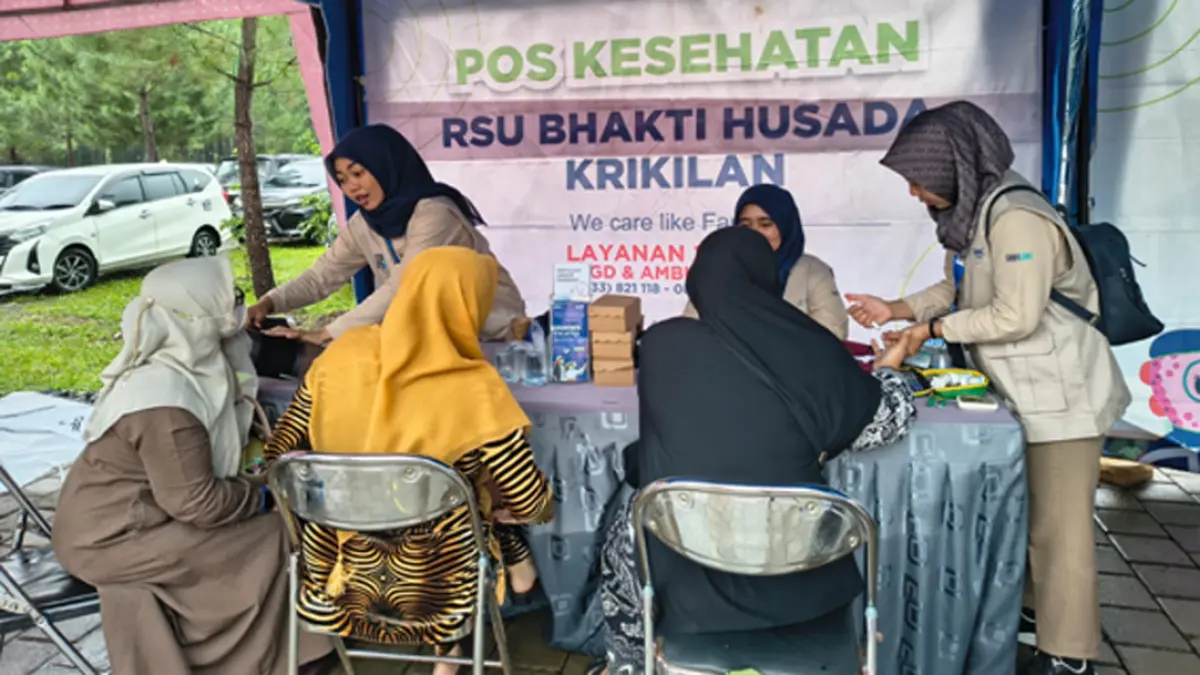 Petugas dari RSU Bhakti Husada sedang melakukan pemeriksaan kesehatan pada para pengasuh pondok pesantren. (RUSTIDA for Radar Banyuwangi)