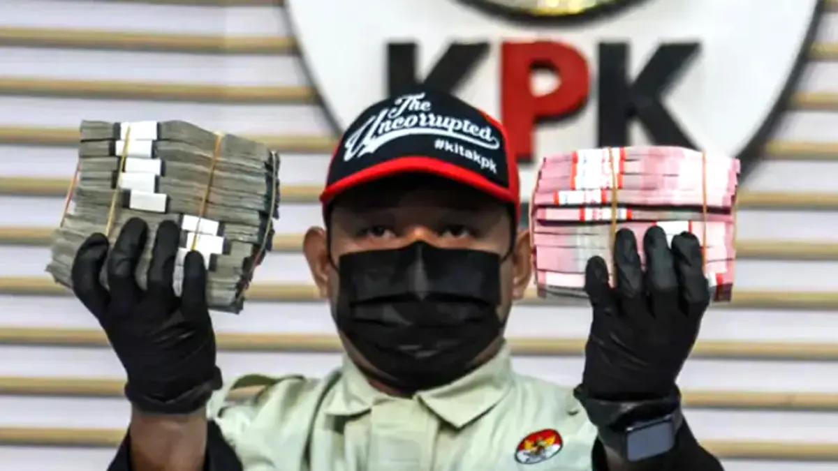 Petugas menunjukan barang bukti berupa uang hasil OTT. (Hanung Hambara/ Jawa Pos)