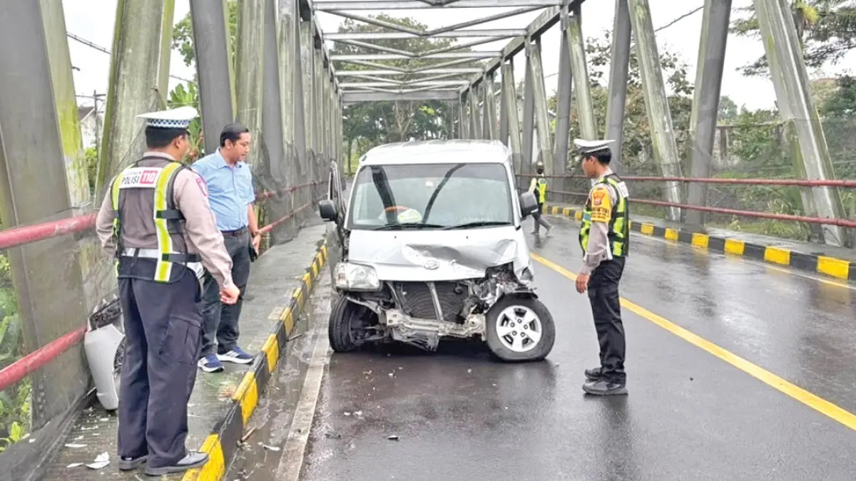 Petugas Unit Lantas Polsek Kalibaru mengatur arus lalu lintas di sekitar Jembatan Kalibarumanis, Dusun Barurejo, Desa Kalibarumanis, Kecamatan Kalibaru. (ARIF for Radar Banyuwangi)