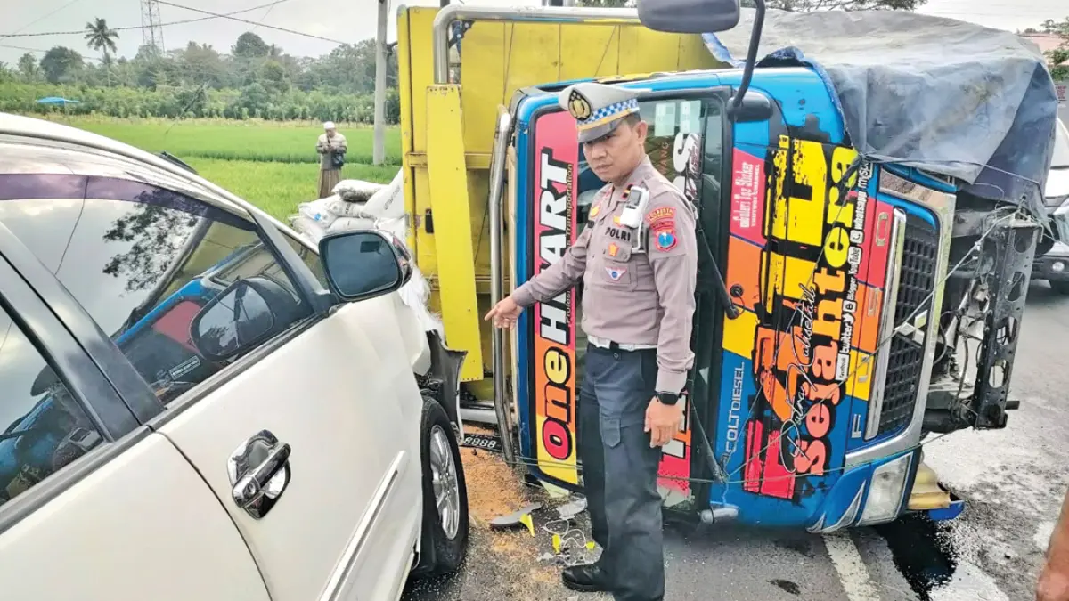 PASCA BENTURAN: Kanitlantas Polsek Genteng Ipda Suwandono mengecek TKP kecelakaan di Jalan Raya simpang tiga Letter S, Dusun Balo