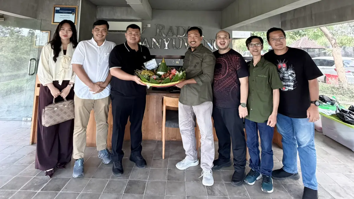 SILATURAHMI: Ferdy Elfian bersama jajaran pengurus BPC HIPMI Banyuwangi menyerahkan tumpeng sebagai wujud rasa syukur sekaligus ucapan selamata HUT k2-27 JP-RaBa. (ELISA/RABA)