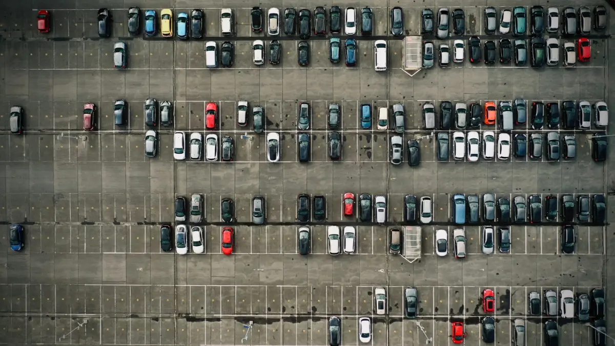 Smart Parking menjadi solusi parkir modern berbasis IoT, AI, sensor, dan cloud computing. (Pexels/Artem Yellow)