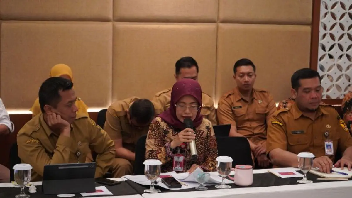 Wakil Bupati Kediri Dewi Mariya Ulfa (berkerudung) dalam rapat koordinasi penyelesaian pengadaan tanah yang digelar Kejaksaan Agung di Surabaya, Jawa Timur, Rabu (29/7/2026). Pengadaan tanah untuk jalan tol itu guna mendukung aktivitas di Bandara Dhoho Kediri. (ANTARA/ HO-Pemkab Kediri)