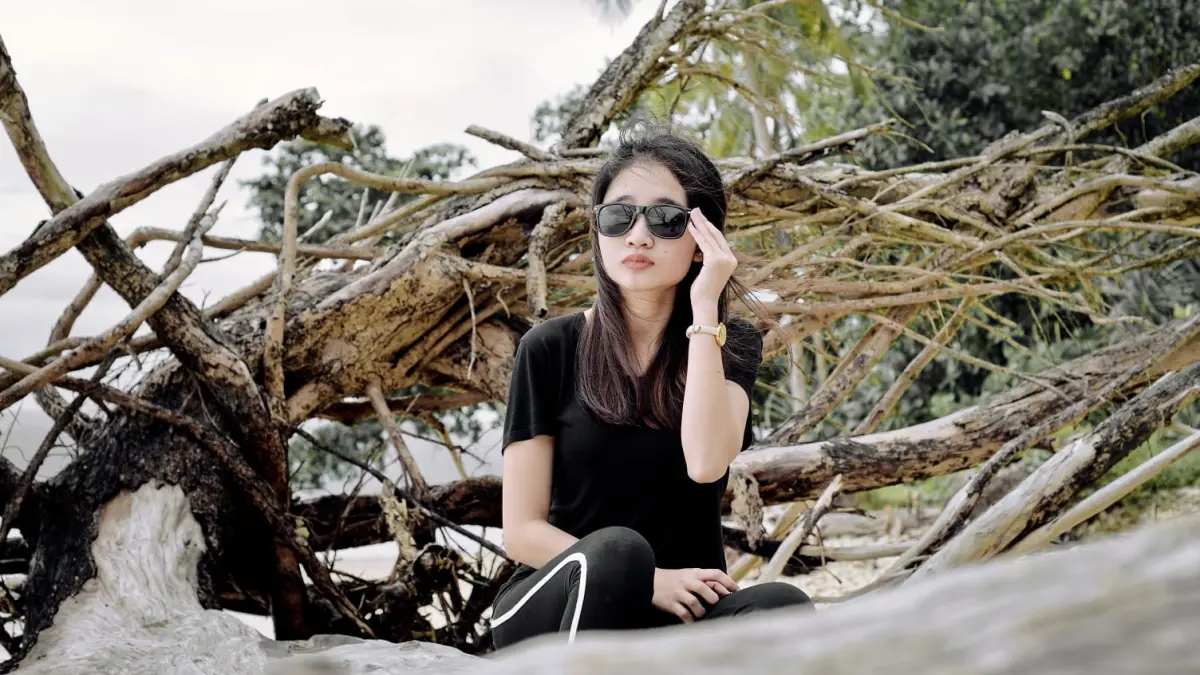 Baju hitam terasa lebih panas saat cuaca terik. (Pexels/Je Imeng Koto)
