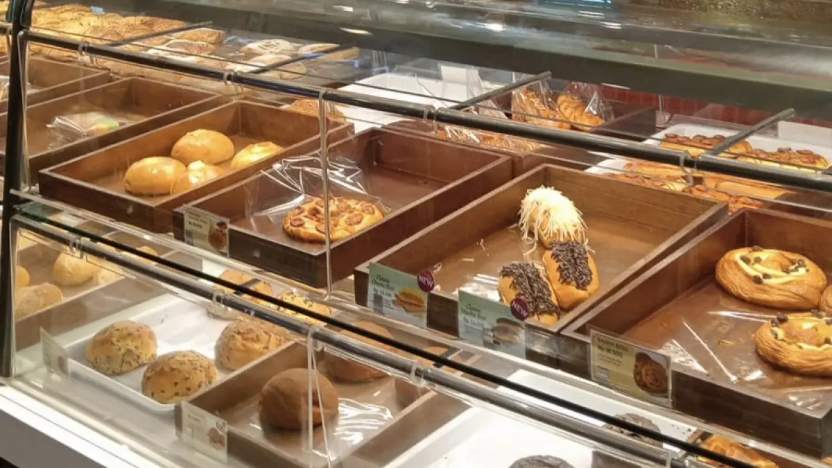 Bakery menjadi pilihan masyarakat untuk membeli roti segar setiap hari. (Balquisse untuk Radar Banyuwangi)