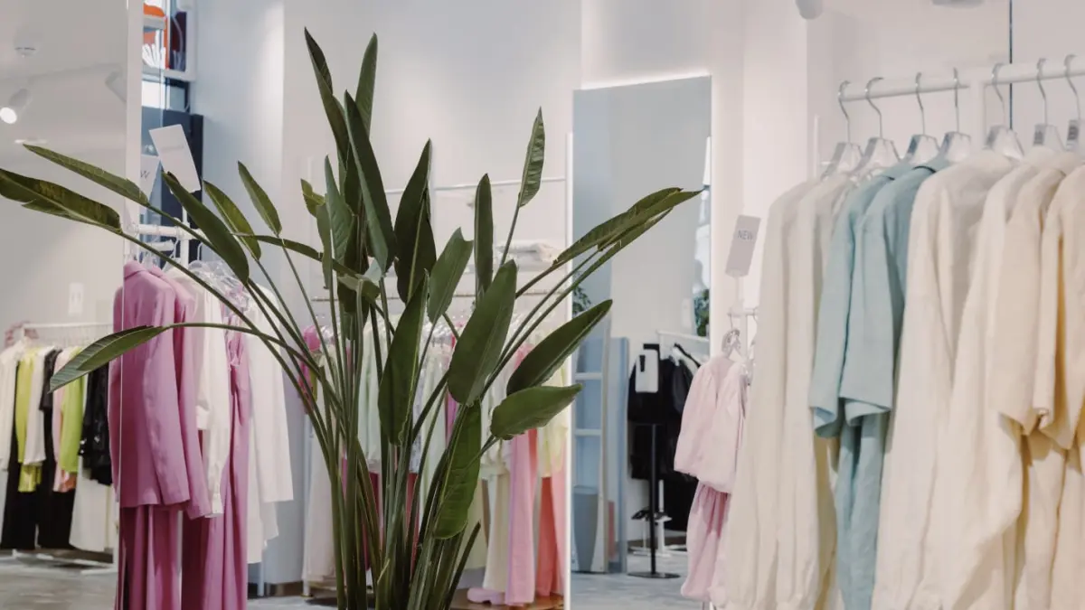 Beragam outfit kekinian dengan harga terjangkau. (Pexels/Ron Lach)