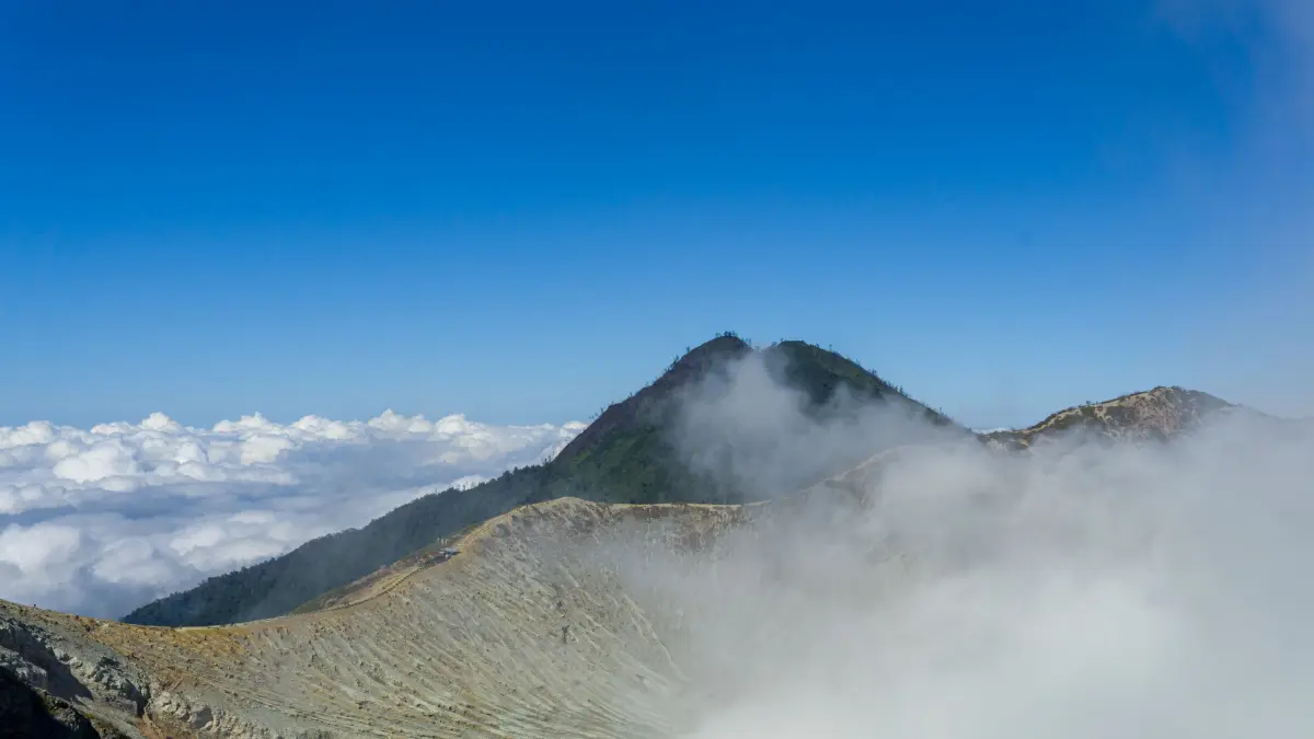 Berburu samudera awan di Banyuwangi menjadi pengalaman favorit saat musim kemarau. (Pexels/Maskhud Yunus)