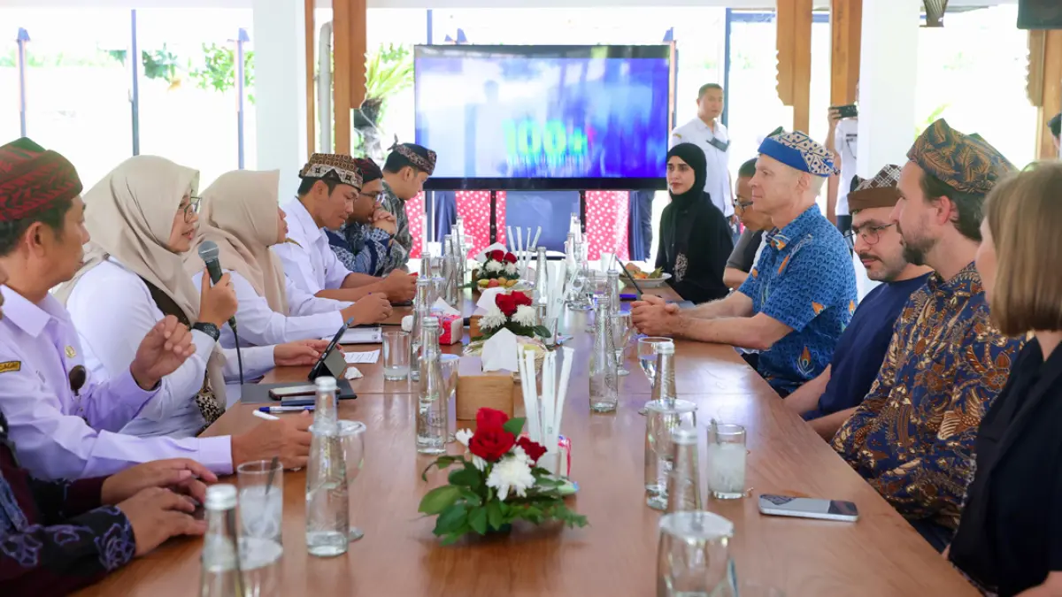 Bupati Ipuk Fiestiandani didampingi tim Pemkab Banyuwangi bertemu langsung dengan tim Clean Rivers dari Uni Emirat Arab (UEA) di pendapa Sabha Swagata Blambangan pada Rabu (29/7). (Humas Pemkab Banyuwangi)