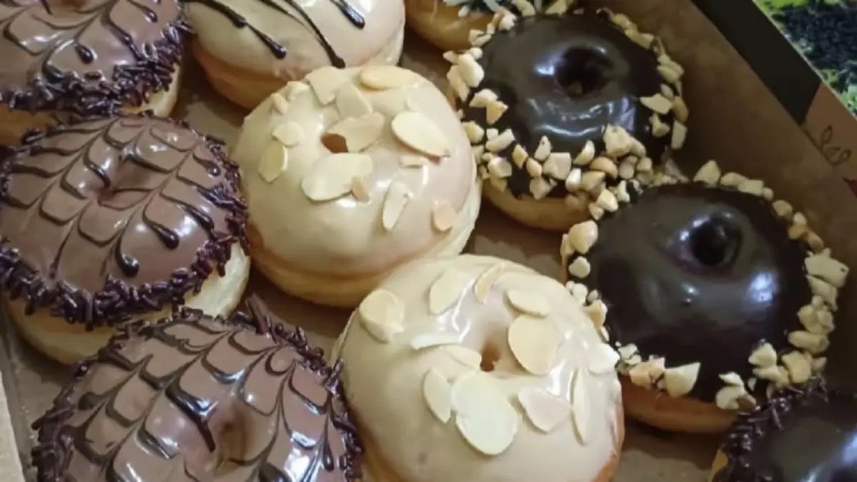 Donat kekinian kembali menjadi camilan favorit anak muda. (Anita untuk Radar Banyuwangi)
