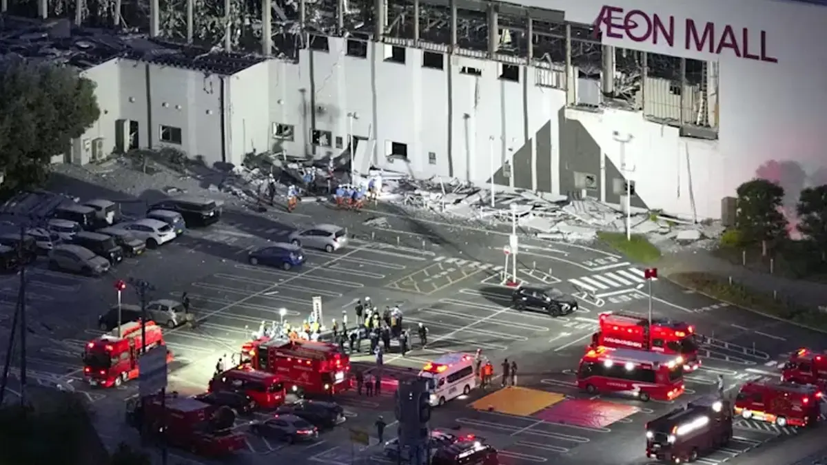 Foto udara memperlihatkan kerusakan di pusat perbelanjaan AEON Mall di Kota Kashima setelah gempa bumi kuat mengguncang Prefektur Kumamoto, Jepang bagian selatan, Selasa (28/7). (Kyodo)