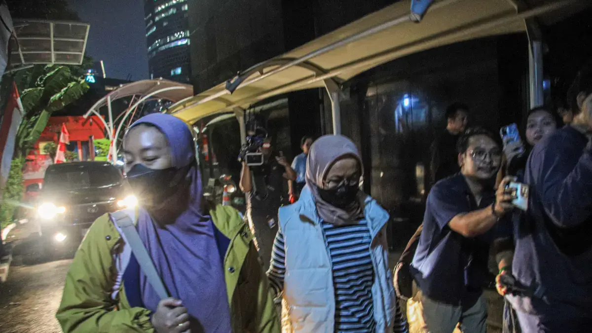 Istri Bupati Pemalang Widiyantoro, dr Noor Faizah Maenofie (NFM) dikawal penyidik usai tiba di Gedung KPK Jakarta, Rabu (29/07/2026). (Hanung Hambara/ Jawa Pos)