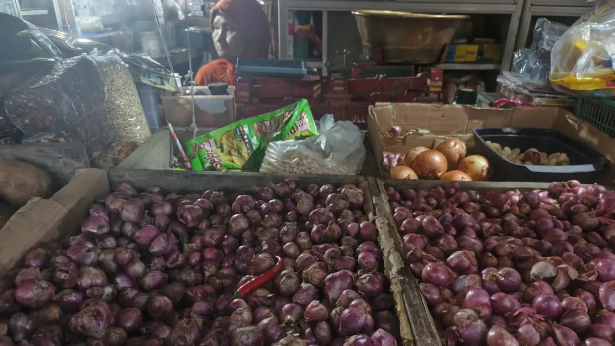 JAGA LAPAK: Penjual aneka bumbu menunggu pembeli di Pasar Srono, Kamis (30/7). (Zamrozi Wahyu/Radar Banyuwangi)