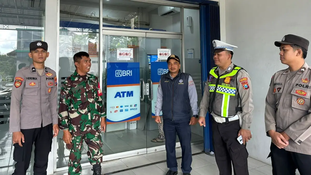 Jajaran Polsek Kalibaru saat patroli Kamtibmas di kantor perbankan di wilayah kecamatan setempat, Kamis (30/7). (Foto: Polsek Kalibaru)