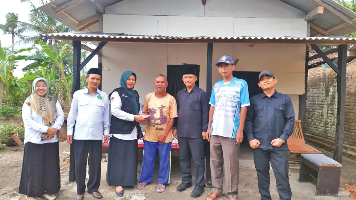 Ketua UPZ Kecamatan Tegaldlimo bersama kades, camat, dan kepala KUA Tegaldlimo menyerahkan dana bantuan dari Baznas untuk perbaikan rumah kepada Imam. (BAZNAS Banyuwangi)