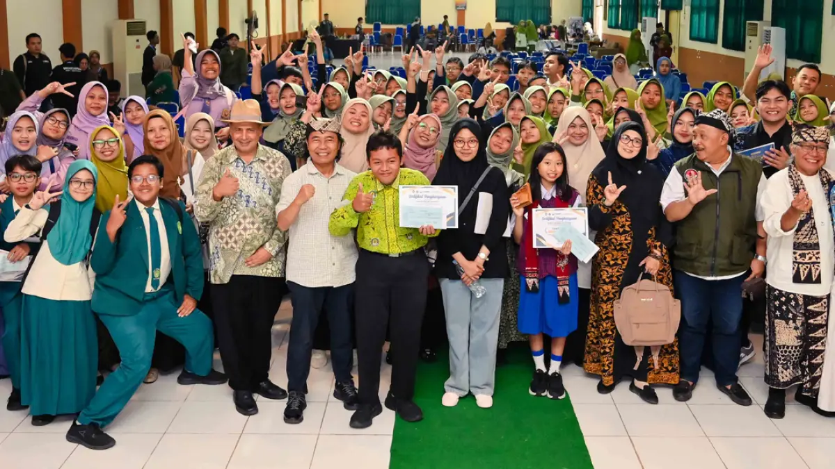 MERIAH: Para finalis, berkumpul dengan dewan juri, guru pendamping, dan ratusan suporter, usai penganugerahan pemenang English Speech Contest 2026 tingkat SMP/MTs se-Banyuwangi di Aula MAN 1 Banyuwangi pada Rabu (29/7). (Ramada Kusuma/Radar Banyuwangi)
