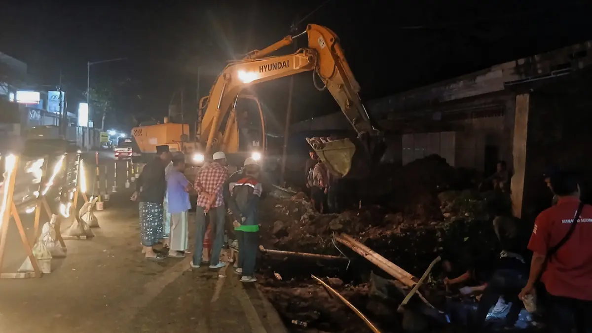 Pekerja melakukan penanganan terhadap selokan tersumbat di Dusun Tegalpakis, Desa Kalibaruwetan, Kecamatan Kalibaru, Rabu malam (29/7). (Foto: Taufik for Radar Banyuwangi)